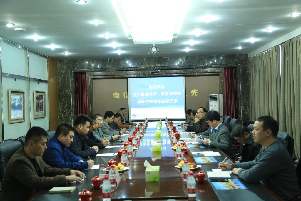 我校领导在综合楼会议室接待来宾
