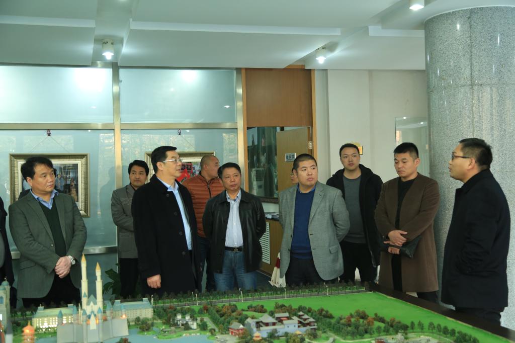 刘润保书记参观我校建设规划沙盘