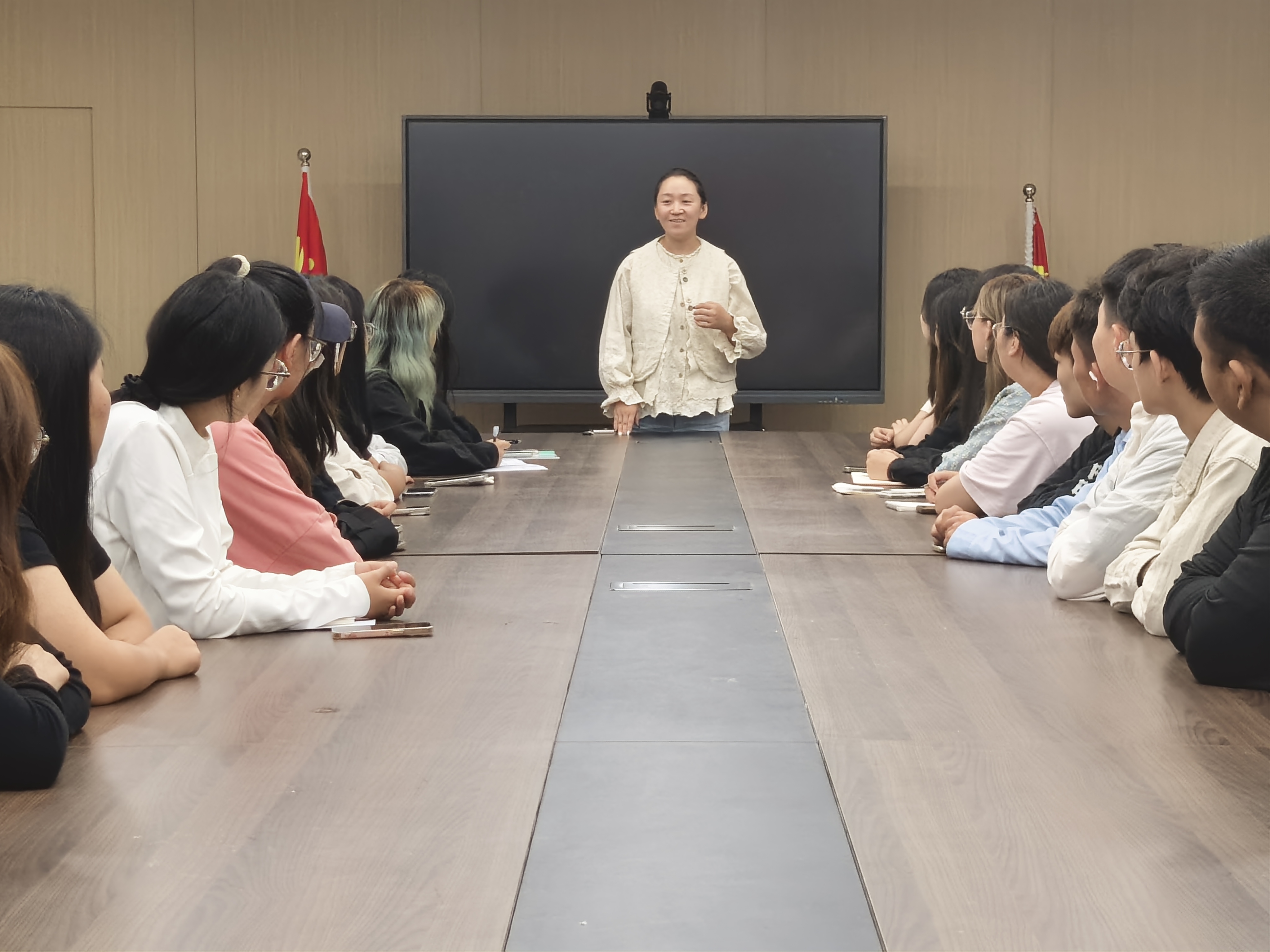 培根铸魂传薪火,强国建设书华章——我校组织师生集中观看2025年高校党组织示范微党课-河北美术学院